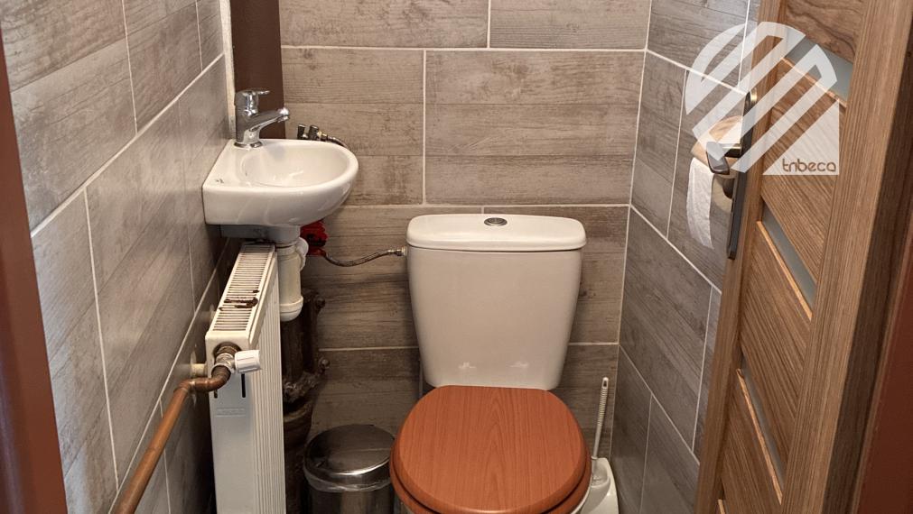 Rodinný dom s garážou a prekrásnou  záhradou v Považskom Chlmci