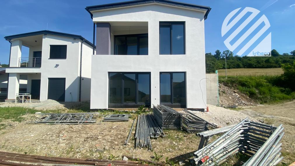 Nová IBV-byt č.1: Trojizbový byt so súkromným parkovaním a predzáhradkou v Kotešovej