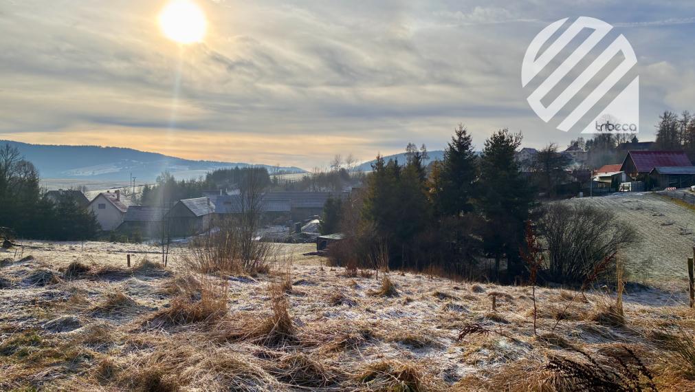 Nová štvrť rodinných domov v Hruštíne – slnečný pozemok s výhľadom a stavebným povolením