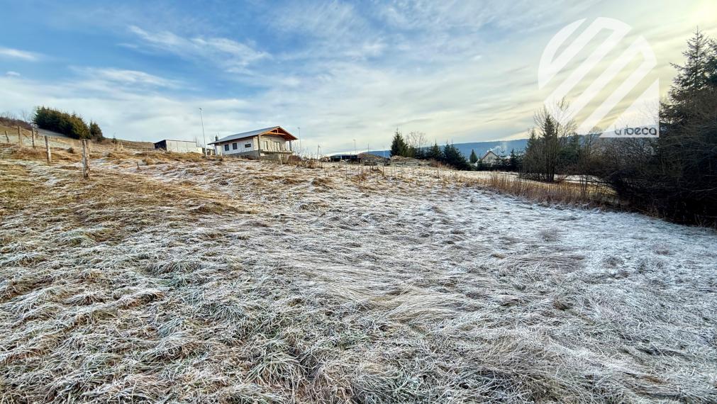 Nová štvrť rodinných domov v Hruštíne – slnečný pozemok s výhľadom a stavebným povolením