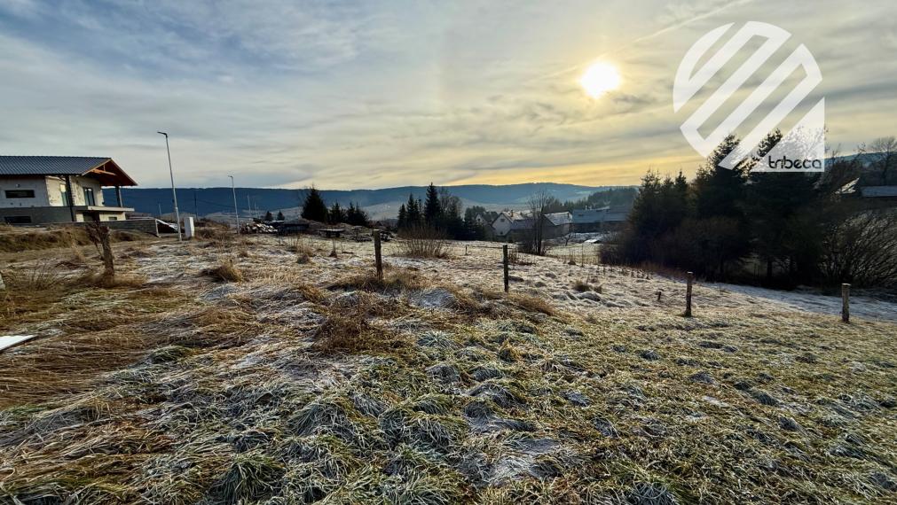 Nová štvrť rodinných domov v Hruštíne – slnečný pozemok s výhľadom a stavebným povolením