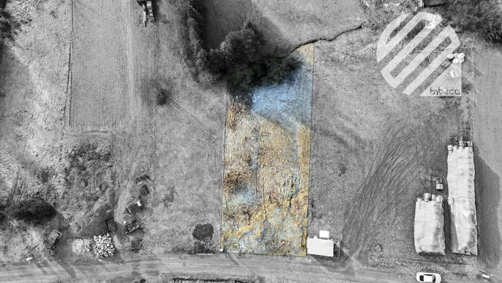 Slnečný stavebný pozemok so stavebným povolením v Hruštíne