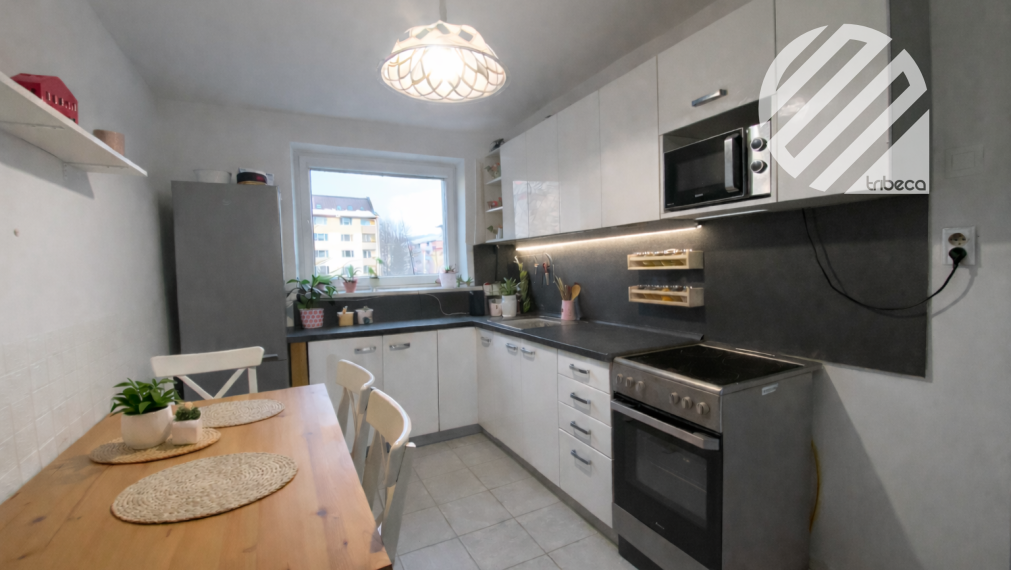 Priestranný 3-izbový 83m2 byt v tehlovom dome / KNM, Litovelská