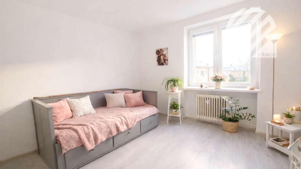 Priestranný 3-izbový 83m2 byt v tehlovom dome / KNM, Litovelská