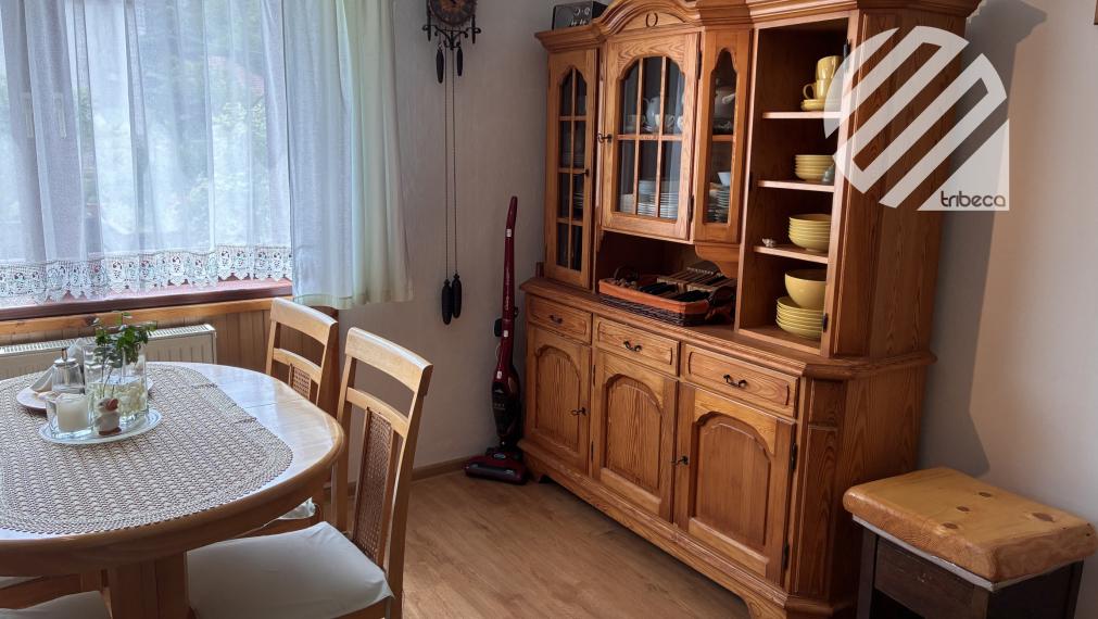 Rodinný dom s garážou a prekrásnou  záhradou v Považskom Chlmci