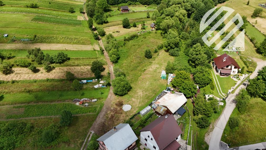 Rovinatý pozemok v Divine s platným stavebným povolením