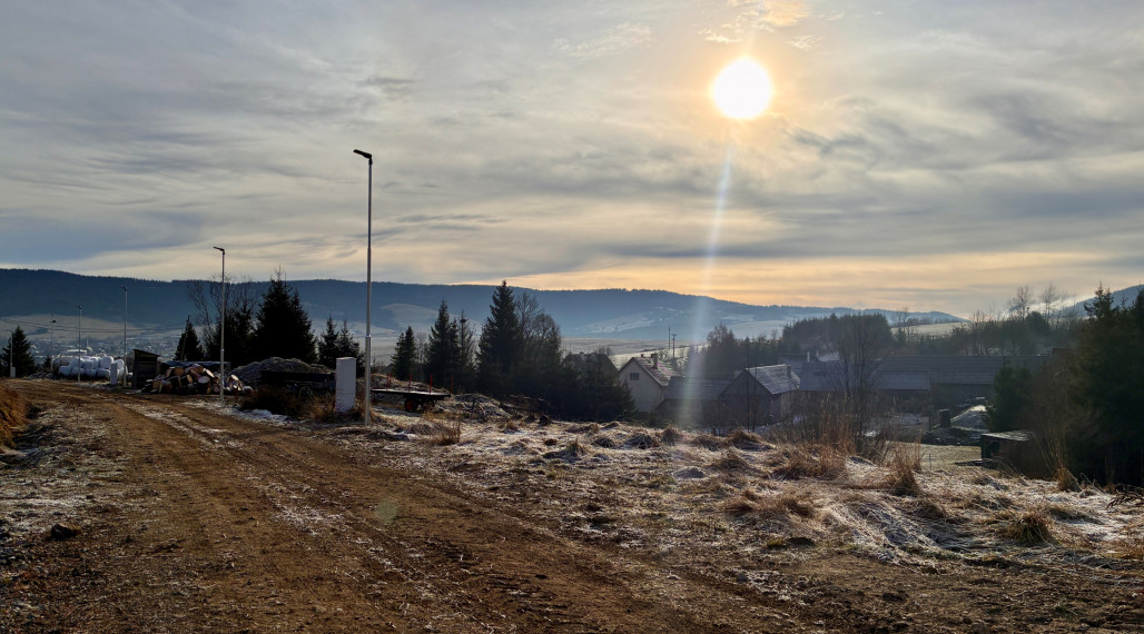 Nová štvrť rodinných domov v Hruštíne – slnečný pozemok s výhľadom a stavebným povolením