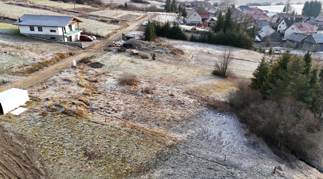 Slnečný stavebný pozemok so stavebným povolením v Hruštíne