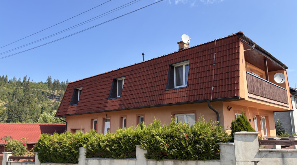 Polyfunkčný RD s dvoma bytovými jednotkami, výrobnou dielňou, parkovaním, garážou a pozemkom 1 276 m² – Čierne pri Čadci
