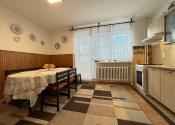 Prízemie: kuchyňa s výstupom na balkón, so špajzou a s rozlohou 16 m²