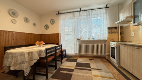 Prízemie: kuchyňa s výstupom na balkón, so špajzou a s rozlohou 16 m²