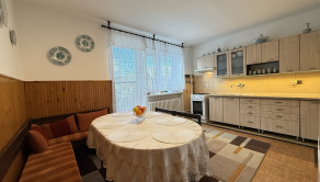 Prízemie: kuchyňa s výstupom na balkón, so špajzou a s rozlohou 16 m²