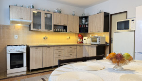 Prízemie: kuchyňa s výstupom na balkón, so špajzou a s rozlohou 16 m²