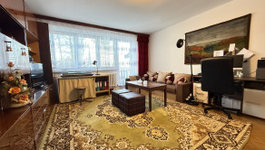 Prízemie: obývacia izba s výstupom na balkón a s rozlohou 22 m²