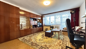 Prízemie: obývacia izba s výstupom na balkón a s rozlohou 22 m²