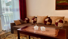 Prízemie: obývacia izba s výstupom na balkón a s rozlohou 22 m²