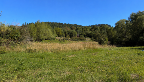 Rovinatý pozemok v Divine s platným stavebným povolením - fotografia 3