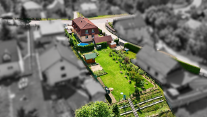 Nová cena! Dom, ktorý môže zarábať: 2 byty+dielňa+garáž+pozemok 1276 m2 v Čiernom-Trojmedzie. - fotografia 1