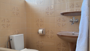 Poschodie: kúpeľňa s WC s rozlohou 6 m²