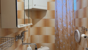 Prízemie: kúpeľňa s WC a sprchovacím kútom s rozlohou 3 m²