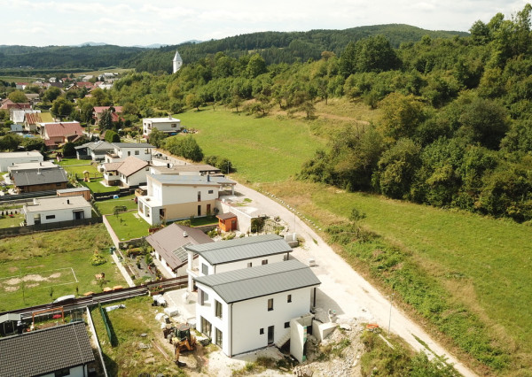 Nová IBV-byt č.1: Trojizbový byt so súkromným parkovaním a predzáhradkou v Kotešovej