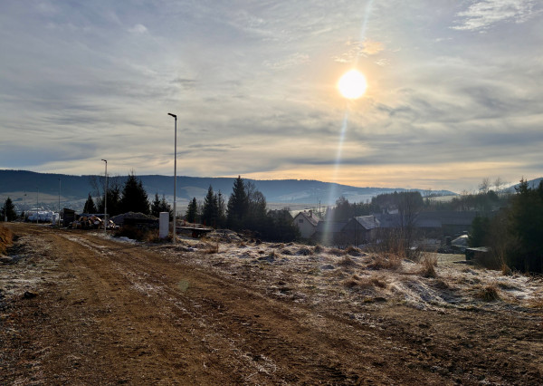 Nová štvrť rodinných domov v Hruštíne – slnečný pozemok s výhľadom a stavebným povolením