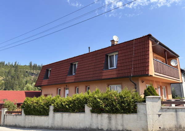Polyfunkčný RD s dvoma bytovými jednotkami, výrobnou dielňou, parkovaním, garážou a pozemkom 1 276 m² – Čierne pri Čadci