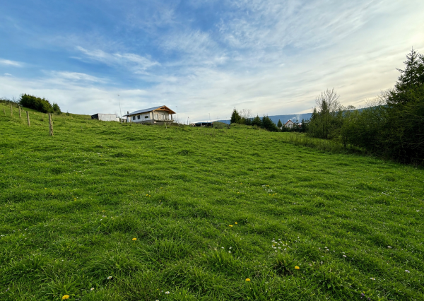 Stavebný pozemok s platným povolením – Hruštín | 913 m²