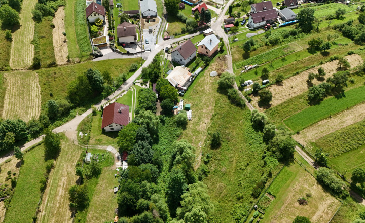 Rovinatý pozemok v Divine s platným stavebným povolením - fotografia 5