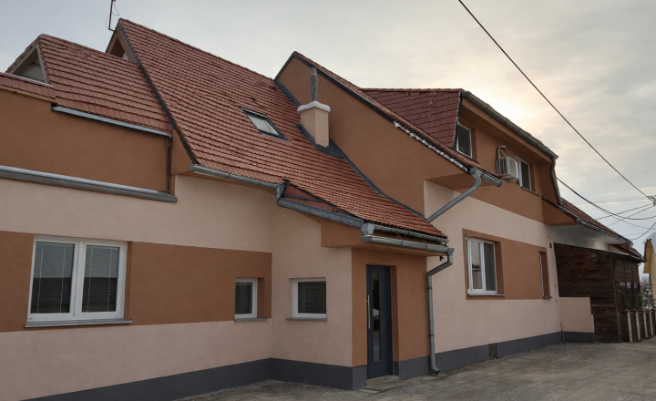 Reprezentatívne sídlo spoločnosti s výnosovým bytom - fotografia 1