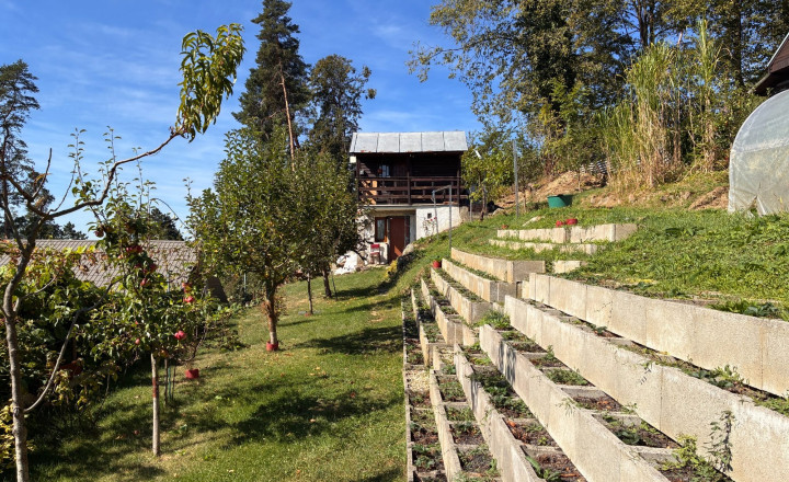 Teplička nad Váhom-Dubeň – 414 m² záhrada, fóliovník, studňa, chatka. - fotografia 1