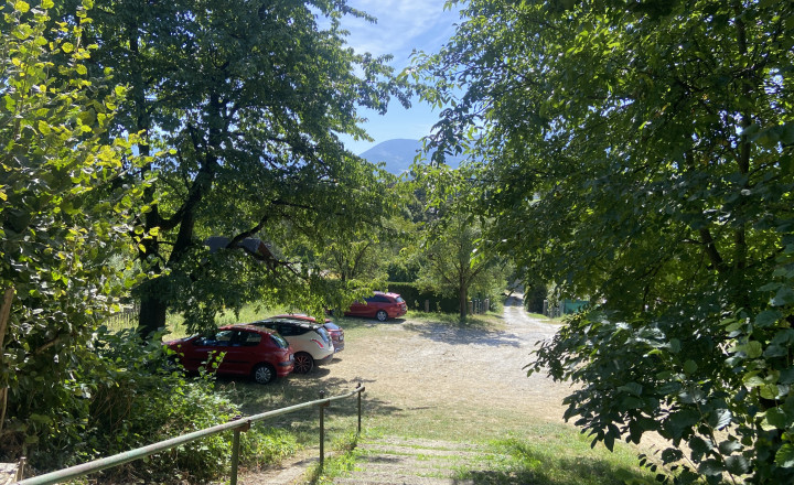 Teplička nad Váhom-Dubeň – 414 m² záhrada, fóliovník, studňa, chatka. - fotografia 16