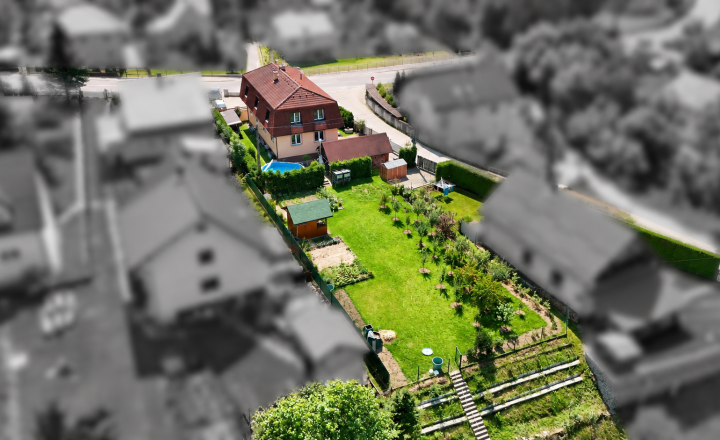 Nová cena! Dom, ktorý môže zarábať: 2 byty+dielňa+garáž+pozemok 1276 m2 v Čiernom-Trojmedzie.