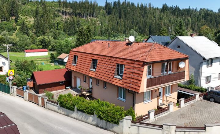 Nová cena! Dom, ktorý môže zarábať: 2 byty+dielňa+garáž+pozemok 1276 m2 v Čiernom-Trojmedzie. - fotografia 1