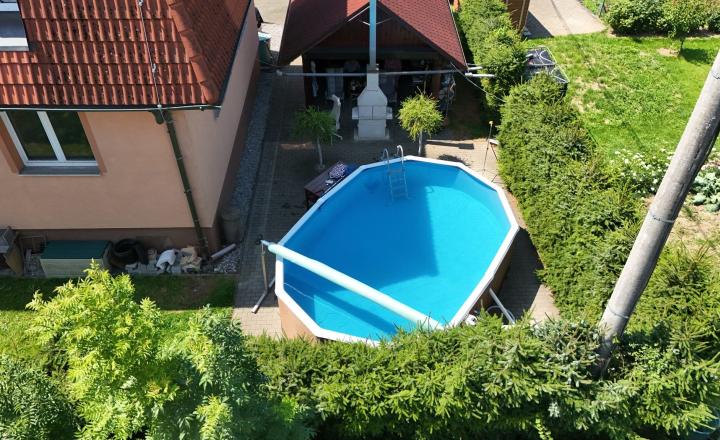 Nová cena! Dom, ktorý môže zarábať: 2 byty+dielňa+garáž+pozemok 1276 m2 v Čiernom-Trojmedzie. - fotografia 3